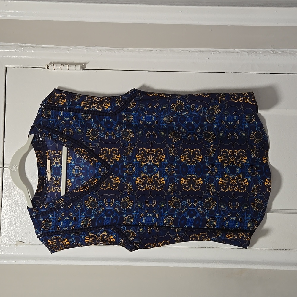 Size L, beautiful, short sleeve blouse